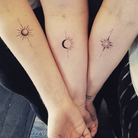 Burgundy Quinceanera, Moon Star Tattoo, Group Tattoos, Tattoo Sonne, Cousin Tattoos, Maching Tattoos, Matching Friend Tattoos, Stars Tattoo, Bestie Tattoo