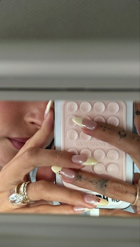 Hailey Bieber, yellow french nails, nails, nail art, makeup style, nail types, nail design, haircut ideas, acrylic nails Yellow Chrome Nails Designs, Hailey Nails, Trendy Classy Nails, Nails July, Bieber Nails, Maquillage On Fleek, Cherry Nails, Nagel Inspo, Yellow Nails