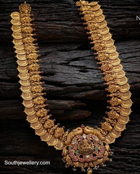 Lakshmi kasu haram with kundan pendant photo Kasu Haram With Pendant, Kasu Haram Designs Gold Latest, Kasulaperu Latest Designs, Kasu Malai, Kasula Peru, Kasu Haram, Lakshmi Haram, Necklace Set Indian Bridal Jewelry, Haram Designs