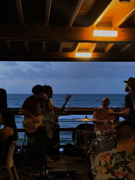 Nothing beats som classic music right in front of the beach with some drinks while watching the sun go down Outdoor Live Music Aesthetic, Beach Town Life Aesthetic, Beach Concert Aesthetic, Beach Music Aesthetic, Night Aesthetic Music, Classic Music Aesthetic, Beach Bar Aesthetic, 80s Music Aesthetic, Music Taste Aesthetic