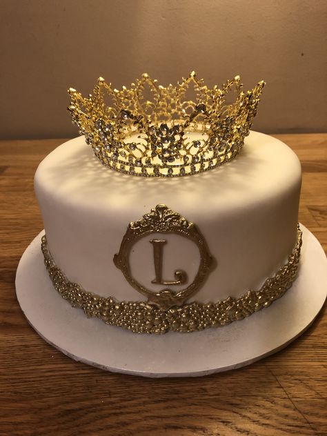 Queen Theme Bday Cake. Vanilla Sponge Cake w/Buttercream Filling & Frosting, Fondant & Topped w/A Queens Crown Crown Cake Designs Birthday, Crown Bday Cake, Cake Designs Crown, Crown Birthday Cake For Women, Crown On Cake, Royalty Cake Ideas, 36 Year Old Birthday Cake, Cake Queen Birthday, Cakes With Crowns On Top