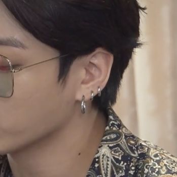 his earrings are the prettiest i'm literally in love Jungkook Earrings, Jungkook Piercing, Triple Lobe Piercing, 3 Ear Piercings, Chain Ring Gold, Makeup Accesories, Anime Guys Shirtless, Lobe Piercing, Silver Jewelry Fashion