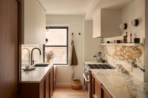 Brooklyn Apartment, Minimalist Apartment, Brooklyn Heights, Tiny Apartment, Diy Closet, Upper Cabinets, Architectural Features, Built Ins, Kitchen Ideas