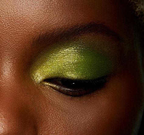 Beauty Bay Earthy Palette Looks, Emerald City Makeup, Green And Silver Eyeshadow, Tiana Makeup Look, Green Outfit Makeup, Lime Green Makeup Look, Isa Photoshoot, Lime Green Eyeshadow, Winx Faries