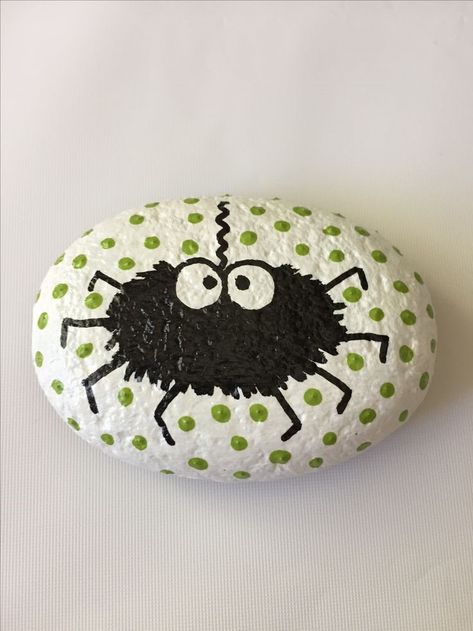 Rock Painting Spider, Rock Kunst, Diy Rock Art, Painted Rock Animals, Halloween Rocks, Stone Art Painting, Painted Rocks Kids, Rock And Pebbles, Painted Rocks Craft