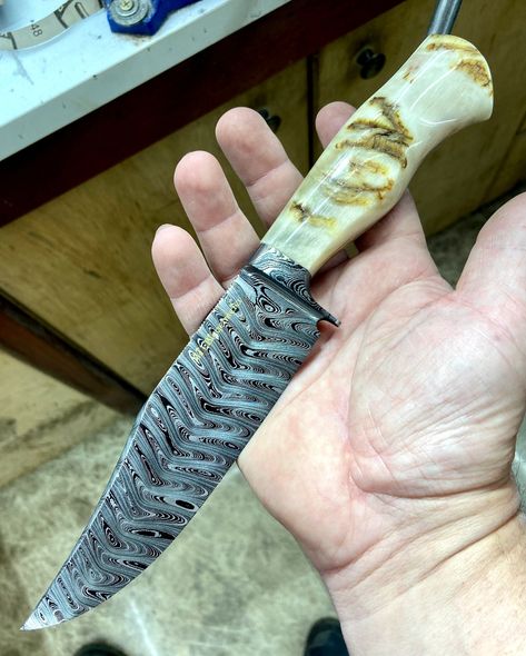 Stunning Bighorn Handle Hunter Knife Hunter Knife, Black Smithing, Damascus Blade, Dundee, Damascus, Blacksmithing, Pocket Knife, Metal Working, Tools