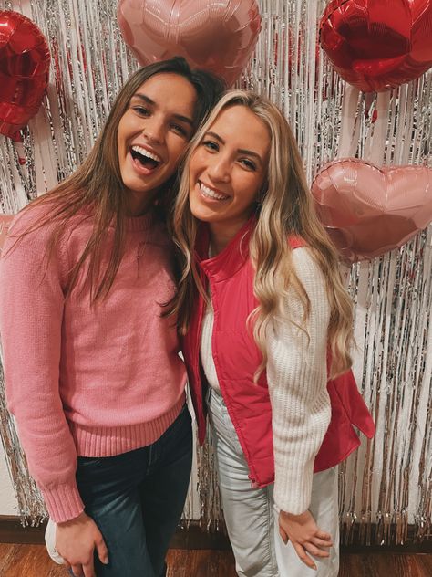 Valentines Photoshoot Ideas Friends, Galentines Fit, Galentines Party Aesthetic, Friends Aesthetic Photos, Party Friends Aesthetic, Valentines Fits, Galentines Photoshoot Ideas, Galentines Picnic, Galentines Aesthetic