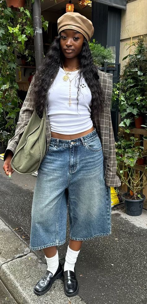 Jean Jorts Outfit Women, Rihanna Concert Outfit, 2024 Fashion Trends For Women, Boiler Room Outfit, Blockette Core Outfits, Mid Size Street Style, Womens Style Inspiration, How To Style Wide Leg Jeans, Elevated Streetwear