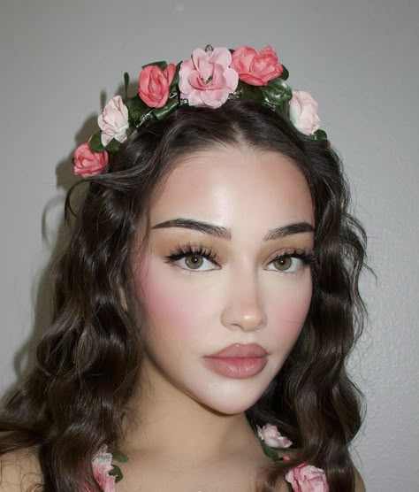 Isabel Rose, Cool Tone Makeup, The Goddess Of Spring, Makeup Reference, Fem Faceclaims, Makeup Ideas Eyeliner, Tone Makeup, Goddess Of Spring, Crease Makeup