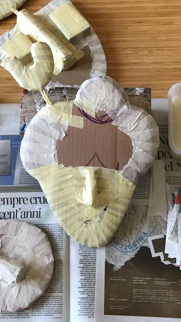 Natal, Papier Mache Art Ideas, Paper Doll Accessories, Paper Mache On Canvas, Cottage Core Crafts, Paper Mache Art Projects, Clay Mask Art, Papier Mache Mask, Papier Mache Sculpture