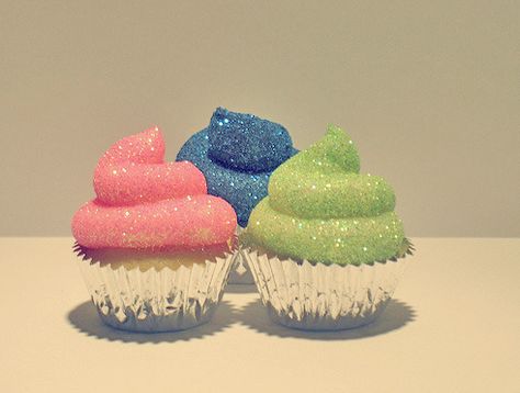 glitter cupcakes Sparkly Cupcakes, Cupcakes Amor, Sparkle Cupcakes, Glitter Food, Diy Edible, Glitter Cupcakes, Love Cupcakes, Cupcake Frosting, Edible Glitter