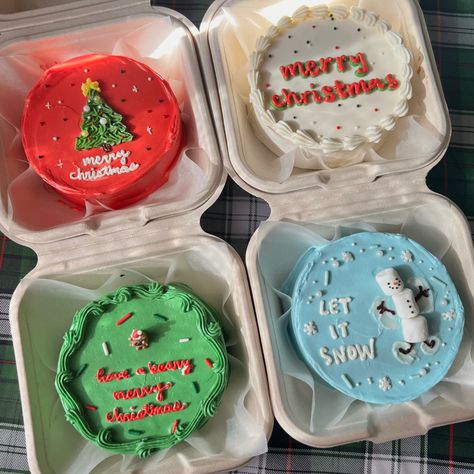 Lunch Box Cakes, Holiday Cake Designs, Lunch Box Cake, Mini Christmas Cakes, Box Cakes, Christmas Pastries, Christmas Themed Cake, Christmas Cake Designs, Christmas Cake Decorations