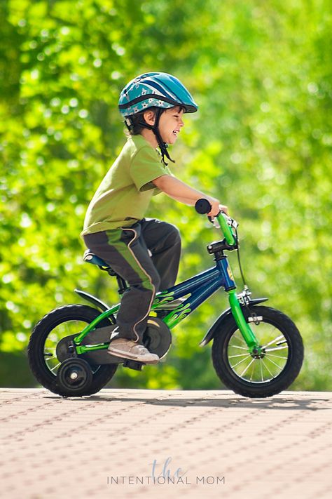 Who knew teaching your kid to ride a bike could be so easy! This mom of 9 has it figured out & it takes less than 30 minutes with no falls or crying, and you don't have to run alongside either. This is genius! Bike With Training Wheels, Best Bmx, Kids Cycle, Toddler Bike, Kids Outdoor Play, Riding Bike, Health Exercise, Kids Bicycle, Sports Exercise