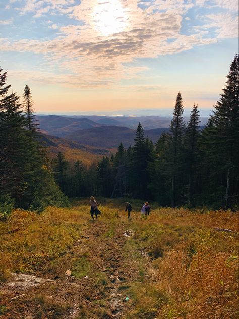 Autumn Granola, Vermont Hiking, Aesthetic With Friends, Pics To Recreate, Fall Aesthetic Pictures, Aesthetic Picture Ideas, Hygge Autumn, Vermont Mountains, Vermont Fall