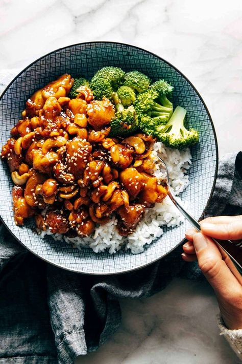 Cashew Chicken - Pinch of Yum Sticky Chicken Rice Bowl, Chicken Rice Broccoli, Chicken Cashew, Rice Broccoli, Cashew Chicken Recipe, Pinch Of Yum, Pan Sin Gluten, Sticky Chicken, Cashew Chicken