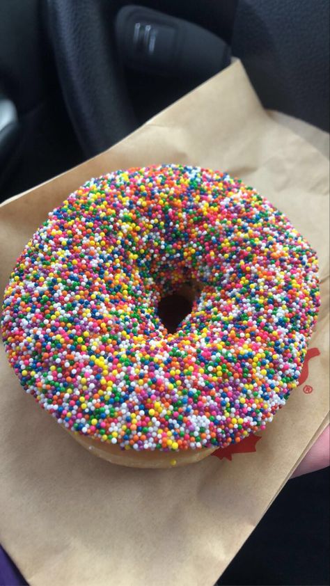 Sprinkle Doughnut, Food Polls, Donut Sprinkle, Donuts Sprinkles, Pretty Desserts, Sprinkle Donut, Food Therapy, Donut Shop, Simple Aesthetic