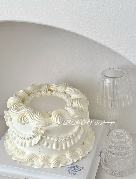 White Vintage Birthday Cake, Old Fashioned Cake Design, White Vintage Cake Aesthetic, Vintage Ruffle Cake, White Cakes Decoration, All White Vintage Cake, White Cake Design Birthday, Vintage Cake Simple, All White Birthday Cake