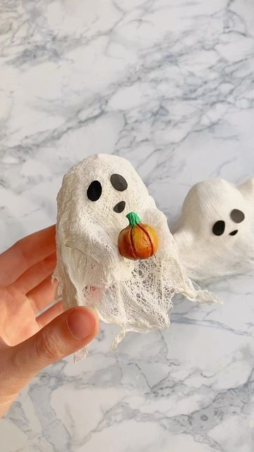 EK on Instagram: "Cute Halloween DIY!! 👻🎃✨ Ready to summon some ghostly fun this spooky season? 💫 In this video, I’m unveiling the secrets to creating your very own ghost decorations using just: • regular bandages • foil • a little bit of water • and PVA glue It’s the perfect way to add a touch of cuteness to your Halloween decor!! 🥰" Cute Halloween Diy, Diy Halloween Room, Halloween Ghost Craft, Ghost Crafts, Halloween Bedroom, Ghost Diy, Easy Diy Halloween Decorations, Halloween Ghost Decorations, Halloween Craft Projects