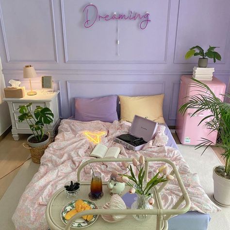 Purple Bedroom Decor Ideas, Bedroom Ideas Pastel, Pastel Bedrooms, Green And Purple Bedroom, Pastel Bedroom Ideas, Lilac Bedroom Ideas, Colorful Eclectic Bedroom, Lilac Bedroom, Purple Bedroom Decor