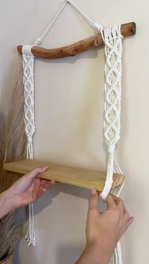 Diy Macrame Plant Hanger Pattern, Art Macramé, Macrame Wall Hanging Tutorial, Macrame Wall Hanger, Macrame Colar, Macrame Plant Hanger Tutorial, Macrame Plant Hanger Patterns, Macrame Knots Tutorial, Macrame Knots Pattern