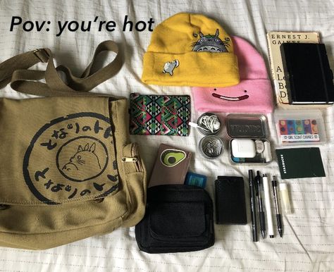 day-bag packing Messanger Bag, Inside My Bag, Hippie Aesthetic, Purse Essentials, Bag Packing, Pretty Bags, Day Bag, Bagpack, Fun Bags