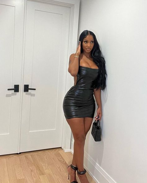 Bernice Burgos | She’s ready 🖤 @fashionnova | Instagram Elegant Bodycon Dress, Rok Mini, Strapless Bodycon Dress, Mini Tube Dress, Bandeau Dress, Leather Mini Dress, Looks Black, Midi Dress Bodycon, Leather Dress