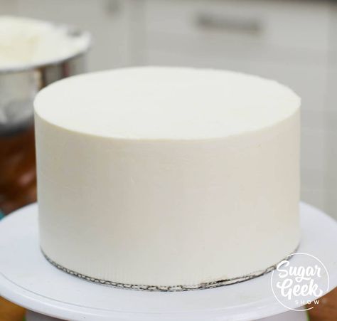 8 Cake Decorating Tips You Need to Know (Beginners) | Sugar Geek Show Wedding Cake Frosting Recipe, Wedding Cake Frosting, Round Birthday Cakes, Easy Buttercream Frosting, Sugar Geek, Plain Cake, Cake Piping, Cake Frosting Recipe, Buttercream Frosting Recipe