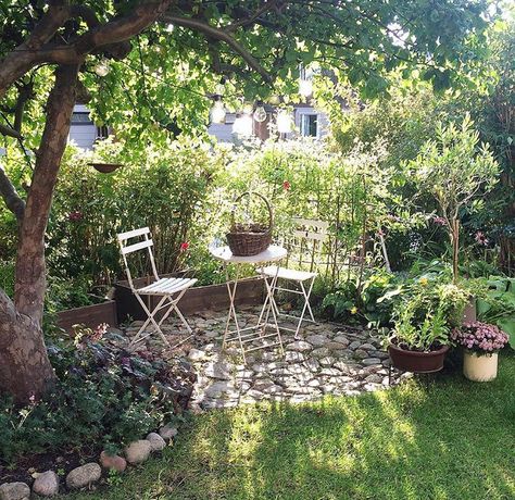 Front Garden Entertainment Area, Small French Garden, Garden Sitting Areas, Backyard Garden Layout, Cottage Garden Design, French Garden, Garden Landscape, Garden Seating, Small Garden Design