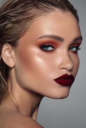 30 Best Fall Makeup Looks And Trends For 2019 Burgundy Matte Lipstick, Winter Make Up, Eye Makeup Glitter, Fall Makeup Trend, Soft Smokey Eye, Burgundy Lipstick, Charming Eyes, Natural Eyeshadow, Fall Makeup Looks