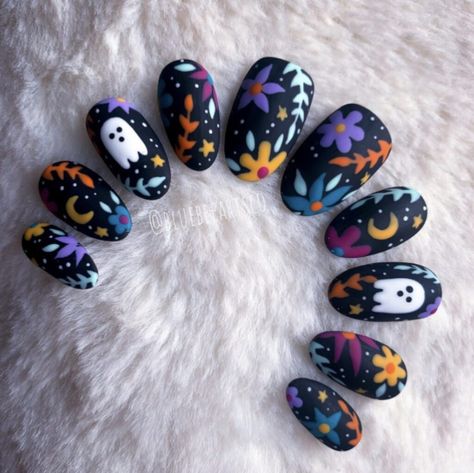 Classic Halloween Nails, Black Colorful Nails, Spooky Cute Nails, Call Nails 2023, Matte Halloween Nails, Nature Inspired Nails, Halloween Cute Nails, Pastel Halloween Nails, Cute Spooky Nails