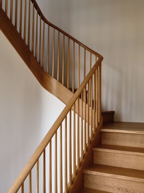 Atterbury Estate — Forden and Co Wood Stair Risers, Spindle Ideas Staircase, Traditional Modern Staircase, Wood Stair Banister, Simple Wood Stair Railing, Floor To Ceiling Stair Railing, All Wood Stairs, Midcentury Modern Stair Railings, Railings For Stairs Wood