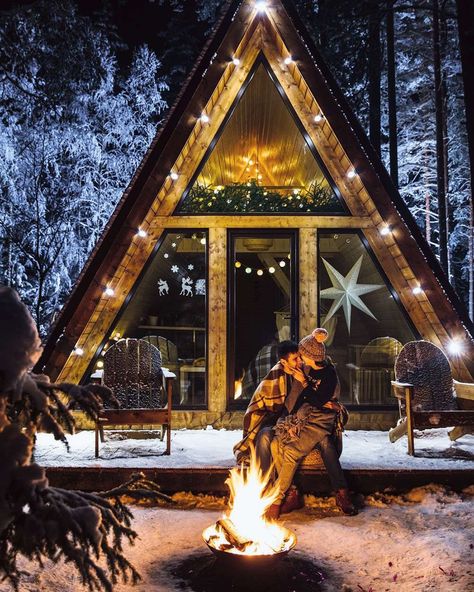 Winter Dream, A Cabin, Small Cabin, Clipuri Video, Campfire, Christmas Spirit, Gazebo, Roof, Dream House