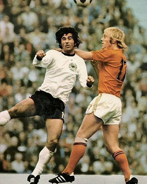 #WestGermany v #Netherlands 1974 World Cup final #GerdMüller and #WimRijsbergen #wc1974 1974 World Cup, Gerd Müller, Johan Cruyff, Football Stars, Nice Photos, Classic Football, World Cup Final, March 19, Cup Final