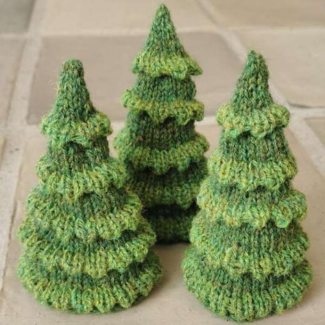 Christmas Tree Knitting Pattern, Christmas Knitting Projects, Knit Christmas Ornaments, Knitted Christmas Decorations, Christmas Knitting Patterns Free, Big Christmas Tree, Holiday Knits, Knitting Patterns Toys, Christmas Knitting Patterns