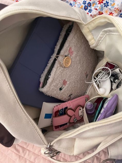 Inside College Bag, Whats In My Bag School Student, Inside Bag Aesthetic, School Bag Inside, Inside My Bag School, Inside My Bag Aesthetic, School Bag Aesthetic, Bag Tour, Pink Academia