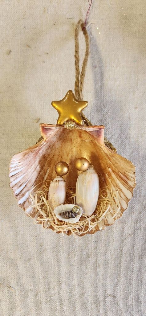 Shell Manger Scene, Diy Oyster Shell Nativity Scene, Seashell Christmas Art, Shell Angel Ornaments Diy, Shell Christmas Wreath, Sea Shell Nativity Scene, Oyster Shell Manger Scene, Sea Shell Christmas Tree Diy, Seashell Animal Crafts