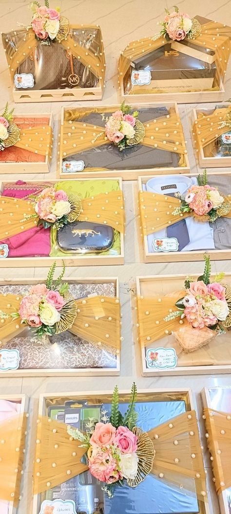 Indian Wedding Thaals, Dahej Packing Ideas, Bridal Bari Packing, Diy Wedding Hampers, Wedding Gift Pack Packaging For Bride, Engagement Gifts For Bride Indian, Bari Decoration Ideas, Clothes Packaging Ideas For Wedding, Bride Clothes Packing Ideas