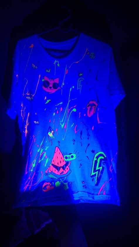 @fabirociobrand Rave Shirts, Neon Shirts, Neon Painting, Cute Canvas Paintings, Cute Canvas, Diy Shirt, Canvas Paintings, Summer Activities, Diy Painting