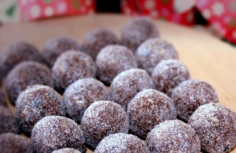 How To Make Victorian Sugarplums - Leisure, Victorian recipes and food Practical Advice Sugar Plum Cookies Christmas, Sugar Plum Cookies, Sugarplums Recipe, Sugar Plum Recipes, Witch Boxes, Vintage Christmas Recipes, Victorian Recipes, Romeo I Julia, Christmas Victorian