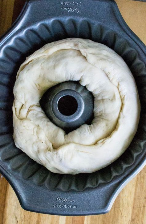 Pepperoni Bundt Bread, Bundt Sandwich Ring, Pizza Bundt Cake, Bundt Pan Sandwich Ring, Savory Bundt Pan Recipes, Bundt Pan Pizza, Bundt Pan Recipes Dinner, Bundt Pan Bread, Cheese Stromboli Recipe