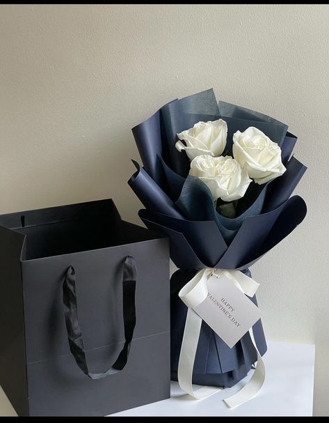 Bouquet Ideas For Boyfriend, Flowers To Give Your Boyfriend, Flower Gifts For Men, Small Bouquet For Men, Boquetes Of Flowers For Boyfriend, Boyfriend Flower Bouquet, Guy Flower Bouquets, Flower Bouquets For Men, White Rose Bouquet Aesthetic