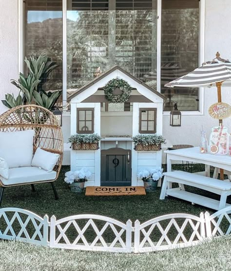 Outdoor Playhouse Makeover, Kids Playhouse Ideas, Outdoor Playhouse Plans, Playhouse Decor, Backyard Play Spaces, Playhouse Makeover, Outdoor Play Space, Diy Playroom, Playhouse Ideas