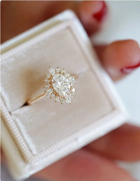 Oval Moissanite Ring, Cute Engagement Rings, Future Engagement Rings, Oval Moissanite, Moissanite Diamond Rings, Dream Engagement, Dream Engagement Rings, Wedding Rings Vintage, Dream Ring