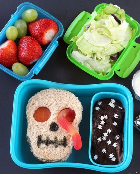 14 Healthy School Lunch Ideas Your Kids Will Love | http://homemaderecipes.com/healthy-school-lunch-ideas/ Halloween Lunch Box Ideas, Halloween Kids Lunch, Halloween Lunch Ideas, Fun Kid Lunch, Kotak Bento, Halloween Lunch Box, Kids Lunch Box Meals, Kindergarten Lunch, Holiday Lunch