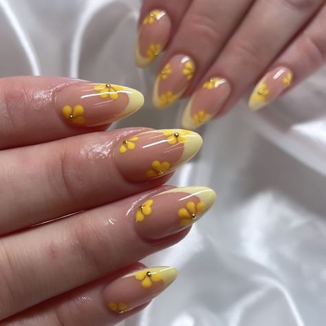 Almond Flower Nails Designs, Nail Inspo Trendy 2024 Spring Almond, Cute Nails Yellow, Trendy Nails 2024 Summer, Acrylic Nails 2024, Sunshine Nails Design, Simple Nail Designs Summer 2024, Spring Nails2023, Nails Looks