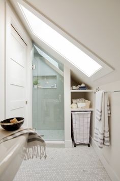 Love It or List It Vancouver: Lisa & Chris's new powder room, complete with the most amazing claw food tub! Drømme Bad, Attic Bathroom Ideas, Small Attic Bathroom, Loft Bathroom, Small Attic, Attic Conversion, Attic Bathroom, Bad Inspiration, Attic Renovation