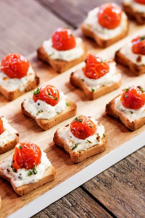 Alouette Petite Cheesy Tomato Toasts - Glitter and Bubbles Tomato Crostini, Mini Toast, Toast Aperitif, Holiday Appetizers Christmas, Cheese Spread Recipes, Ricotta Recipes, Easy Apps, Herb Cheese, Appetizers Easy Finger Food