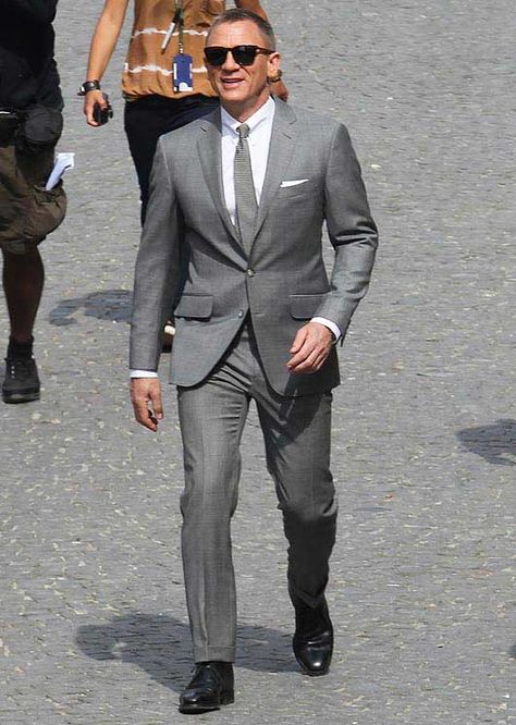 THE PERFECT FIT: SUIT TROUSERS Daniel Craig Suit, James Bond Suit, Daniel Craig Style, Bond Suits, Terno Slim Fit, James Bond Style, Daniel Craig James Bond, Man In A Suit, Classic Clothing