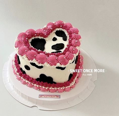 Cow Print Heart Cake, Cow Heart Cake, Cute Heart Cakes Aesthetic, Xiaohongshu Cake, Pink Cow Print Cake, Cow Print Birthday Cake, Cow Print Cake, Cake Aesthetic Birthday, Cow Print Cakes