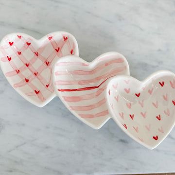 Heart Pottery, Romantic Wall Decor, Ceramic Pinch Pots, Diy Air Dry Clay, Heart Dish, Triple Heart, Air Dry Clay Projects, Tulips In Vase, White Hearts